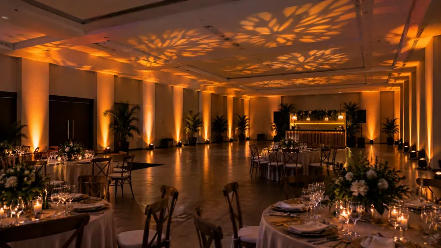 Escenario de evento corporativo con luces y equipo de sonido profesional