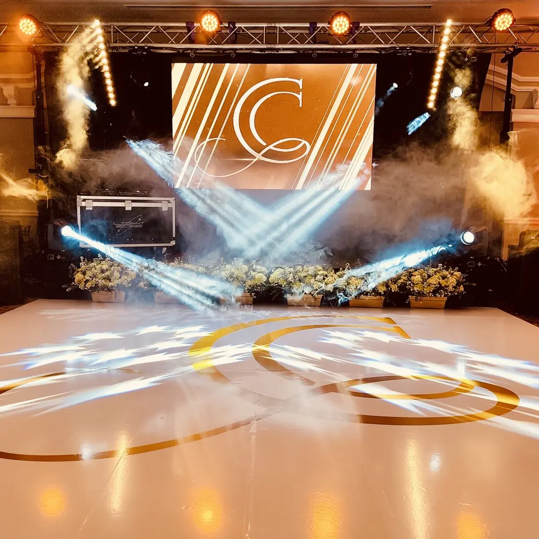 Pantalla LED en recepción de matrimonio mostrando a los novios
