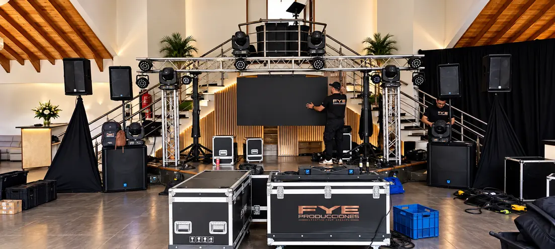 Salón elegantemente decorado para un evento social