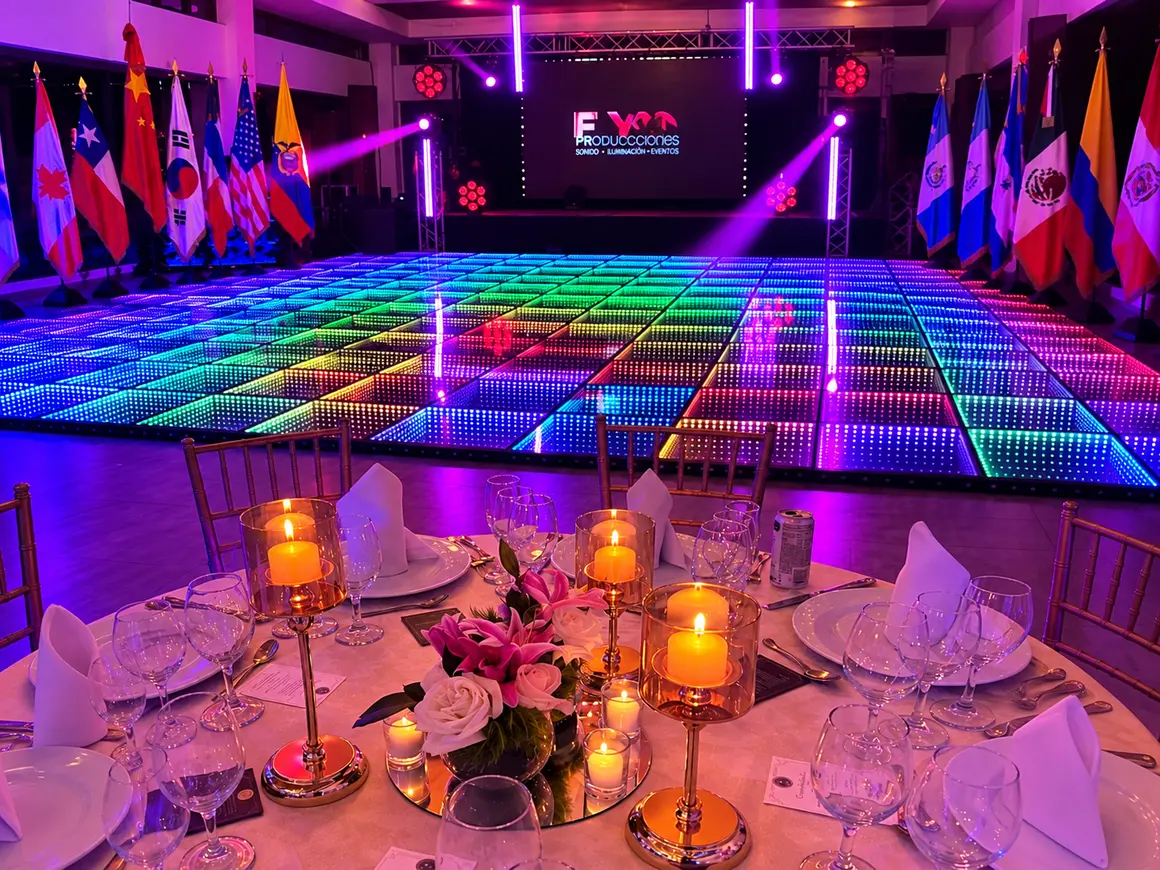 Pista de baile con luces en movimiento y haces de colores