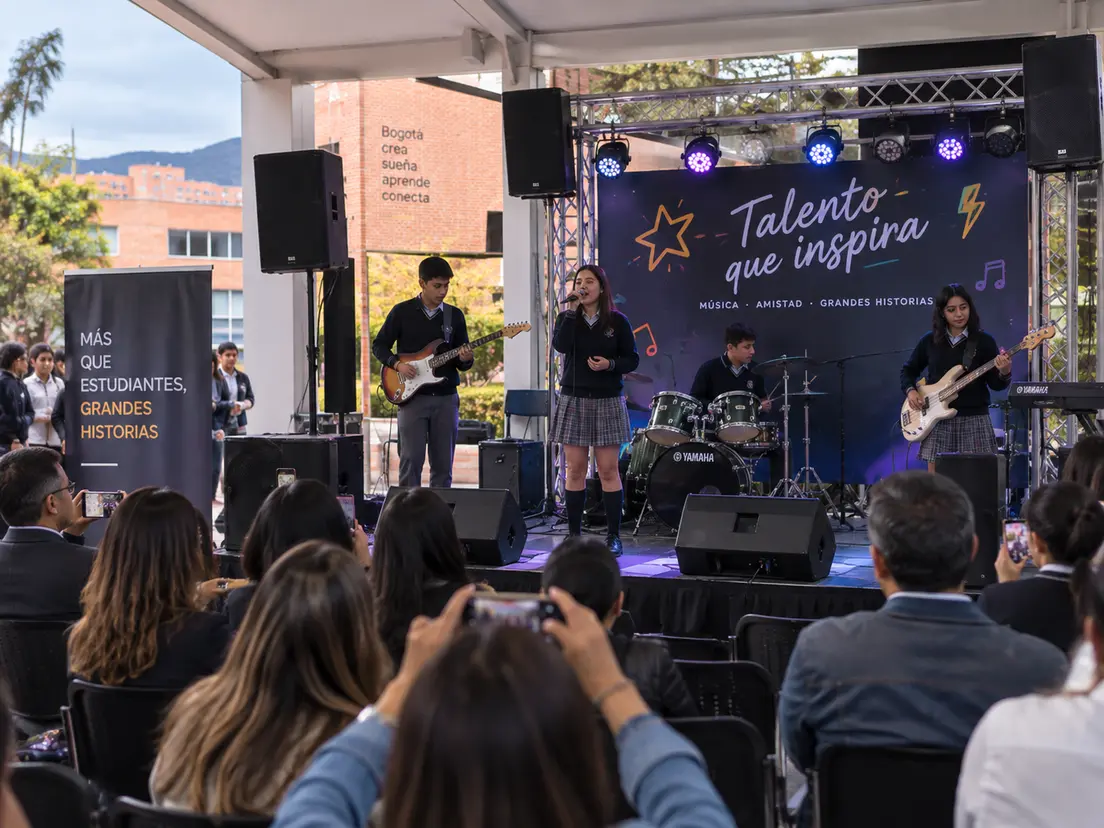 Escenario de concierto con pantalla LED al fondo