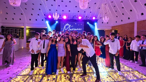 Quinceañera con vestido elegante en salón decorado