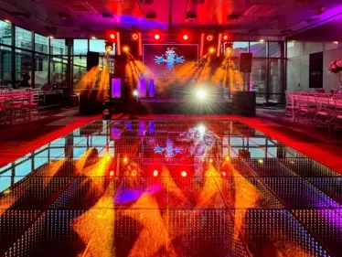 Salón decorado para fiesta de 15 años con globos y luces