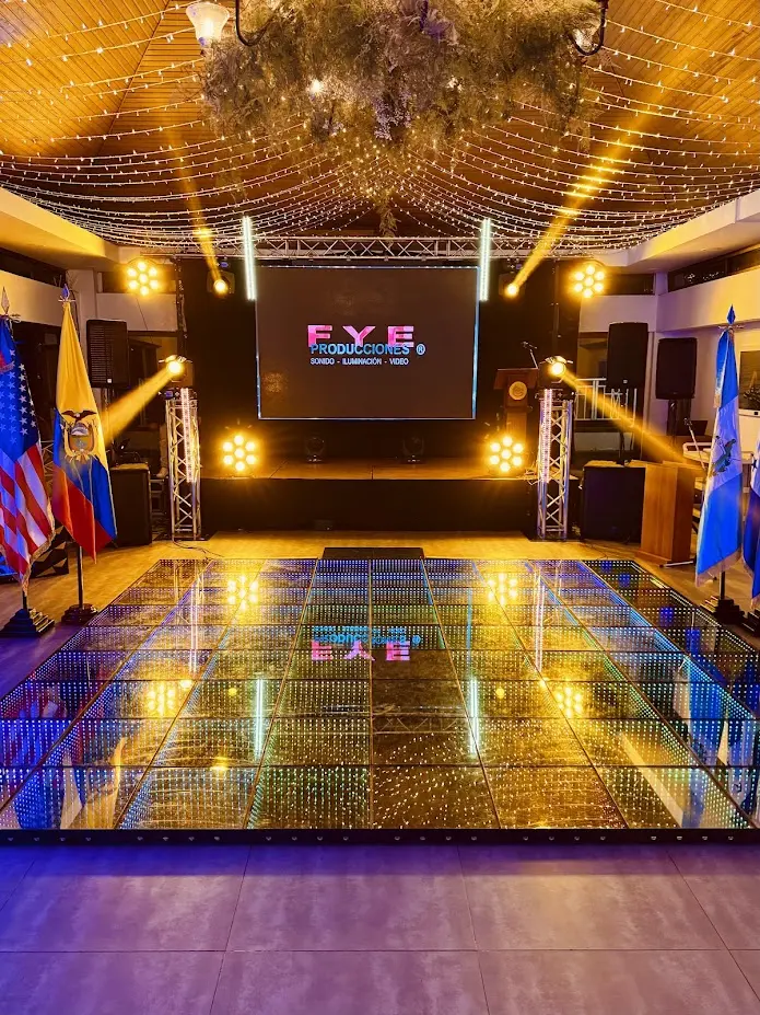Sistema de sonido estándar con parlantes y subwoofer en un salón de eventos