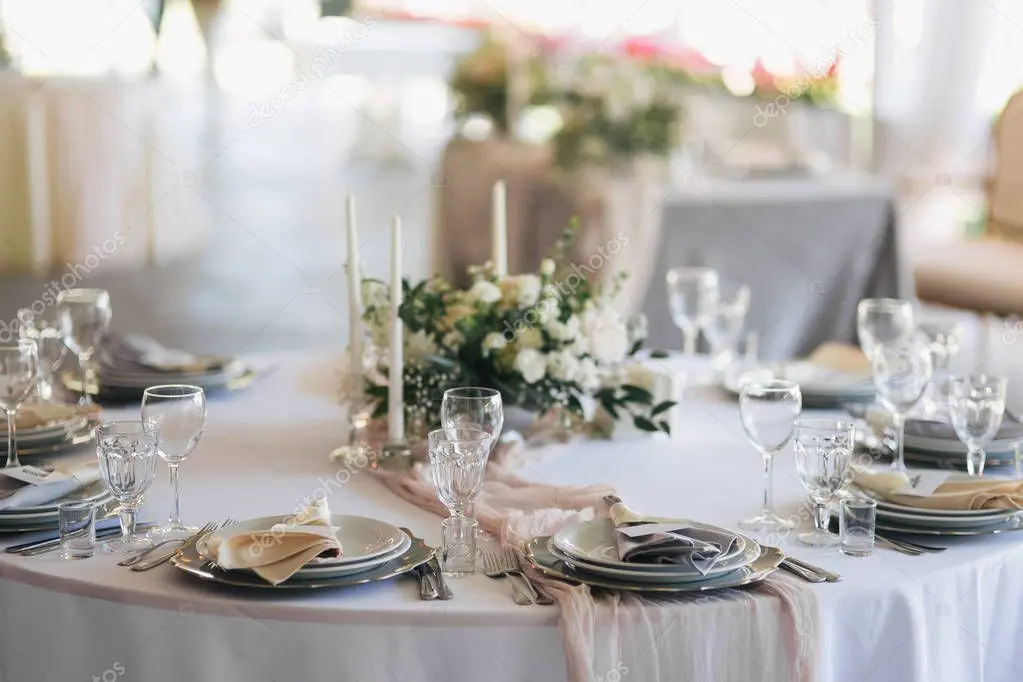 Recepción de boda elegantemente decorada
