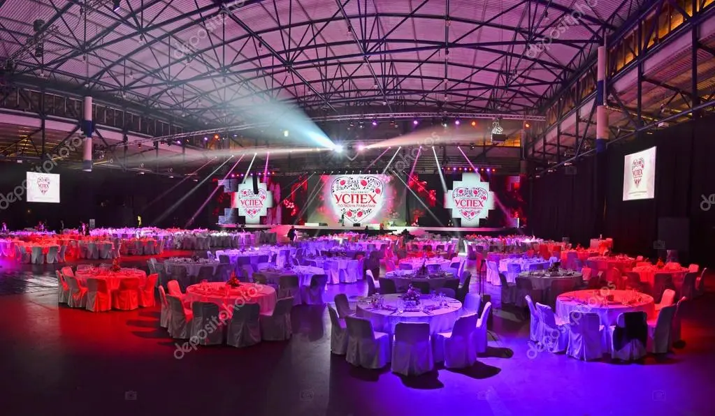 Pantalla LED en evento empresarial mostrando presentación corporativa