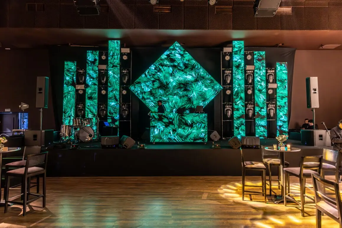 Evento empresarial con escenario iluminado