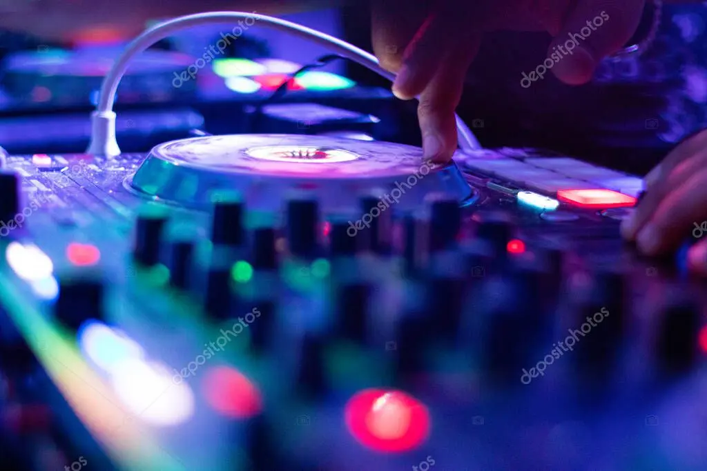 Cabina de DJ con equipo de sonido profesional y luces