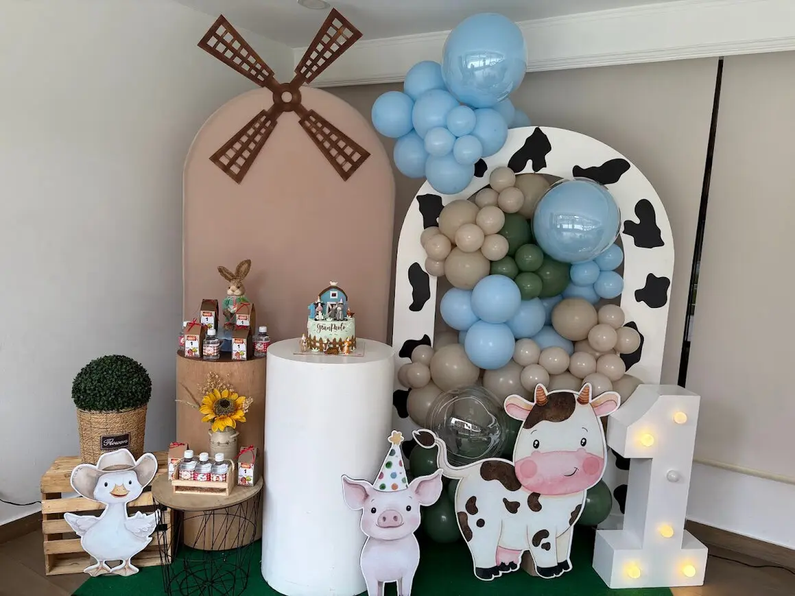 Decoración de cumpleaños infantil temática granja con globos y animales.